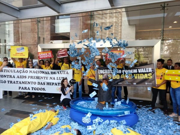 SÃO PAULO – Protesto exige que a Gilead pare de impedir o acesso a genéricos para Hepatite C