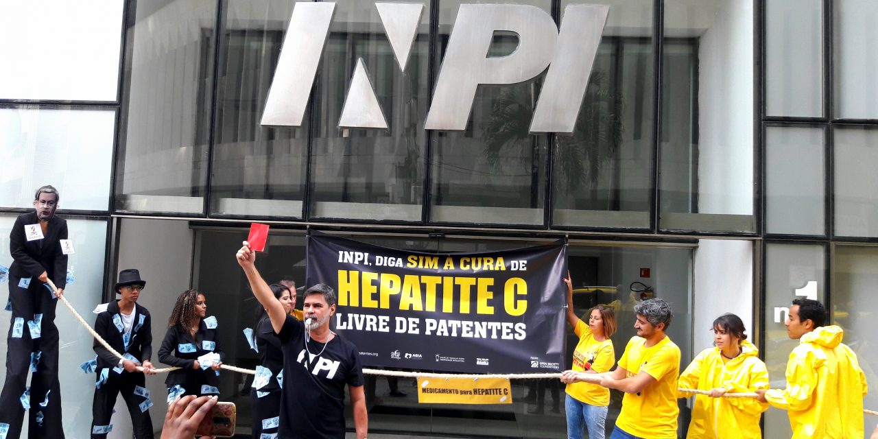 Rio de Janeiro – Em campanha pelo acesso a cura da Hepatite C, ativistas realizam protesto em frente ao INPI