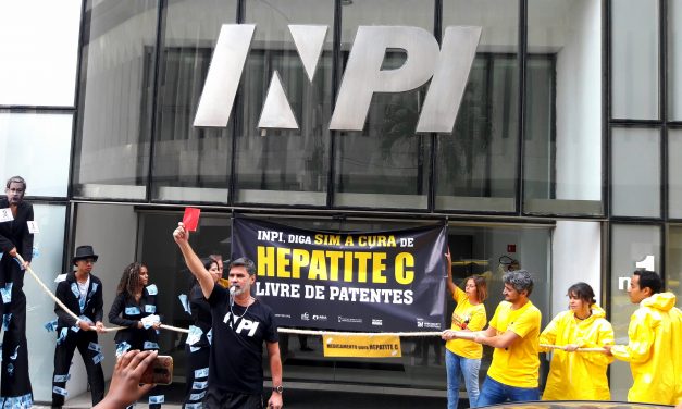 Rio de Janeiro – Em campanha pelo acesso a cura da Hepatite C, ativistas realizam protesto em frente ao INPI