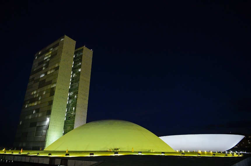 Senado é iluminado com a cor amarela para lembrar luta contra hepatites virais